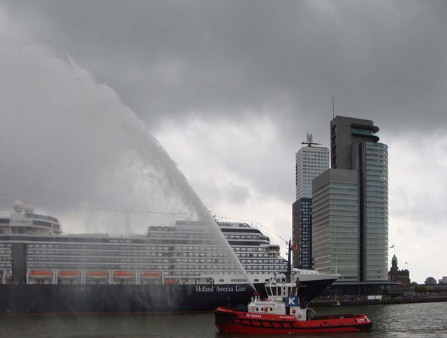 Cruiseschip ms Eurodam van de Holland America Line aan de Cruise Terminal Rotterdam